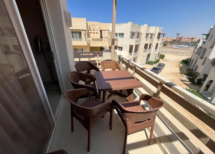 Apartment One-bedroom With Private Rooftop In La Hacienda *