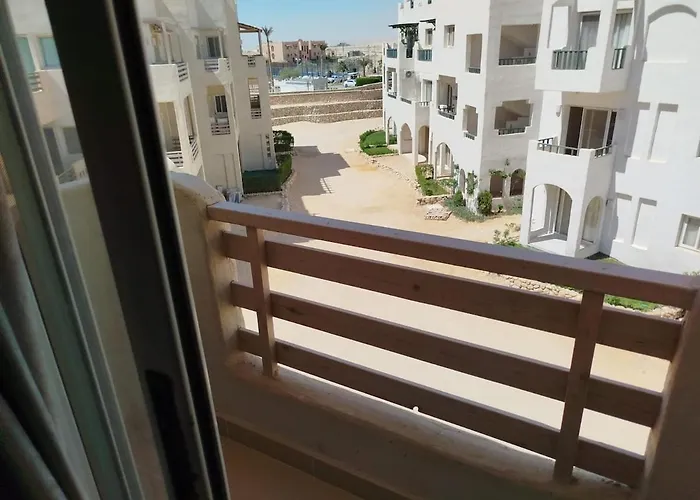 One-bedroom With Private Rooftop In La Hacienda Apartment *